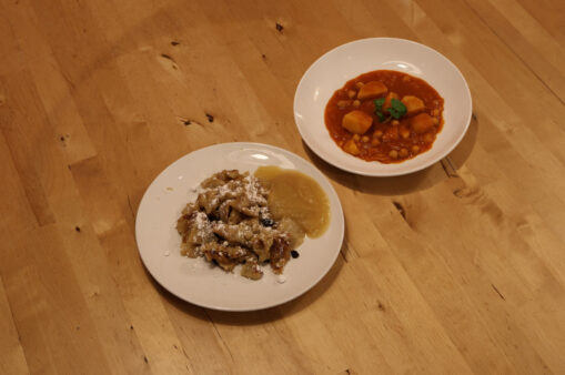 Kaiserschmarren und Kartoffelgulasch angerichtet am Tisch