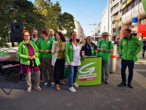 Unser Team in Grünen Jacken bei einer Verteil-Aktion in der Favoritenstraße