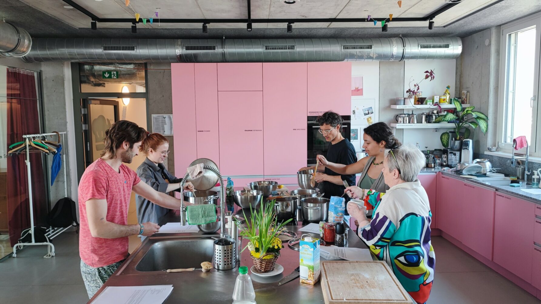 Mehrere Personen beim Kochen
