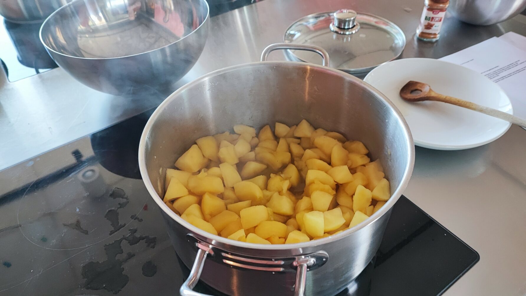 Mehrere Personen beim Kochen