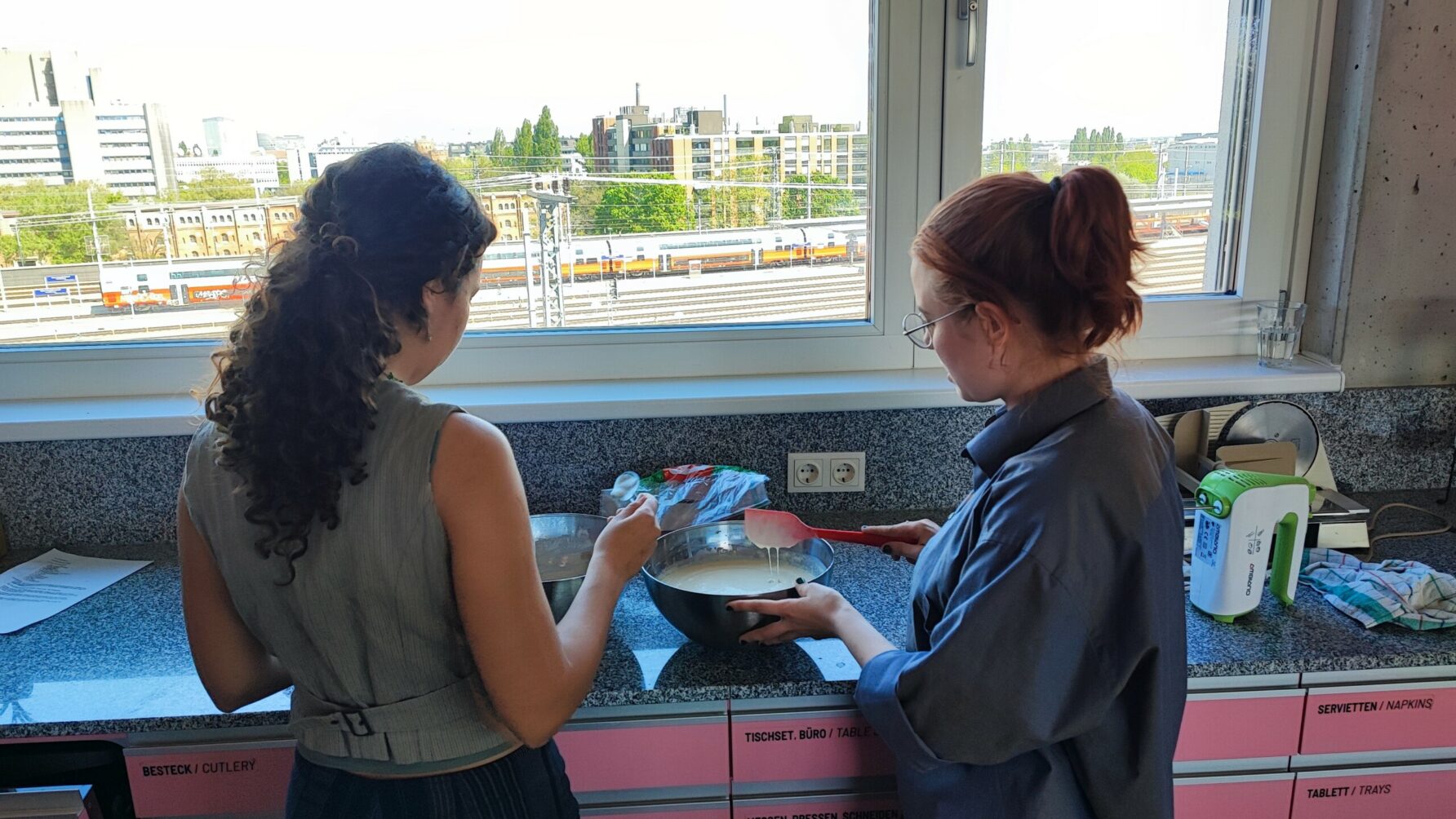 Mehrere Personen beim Kochen