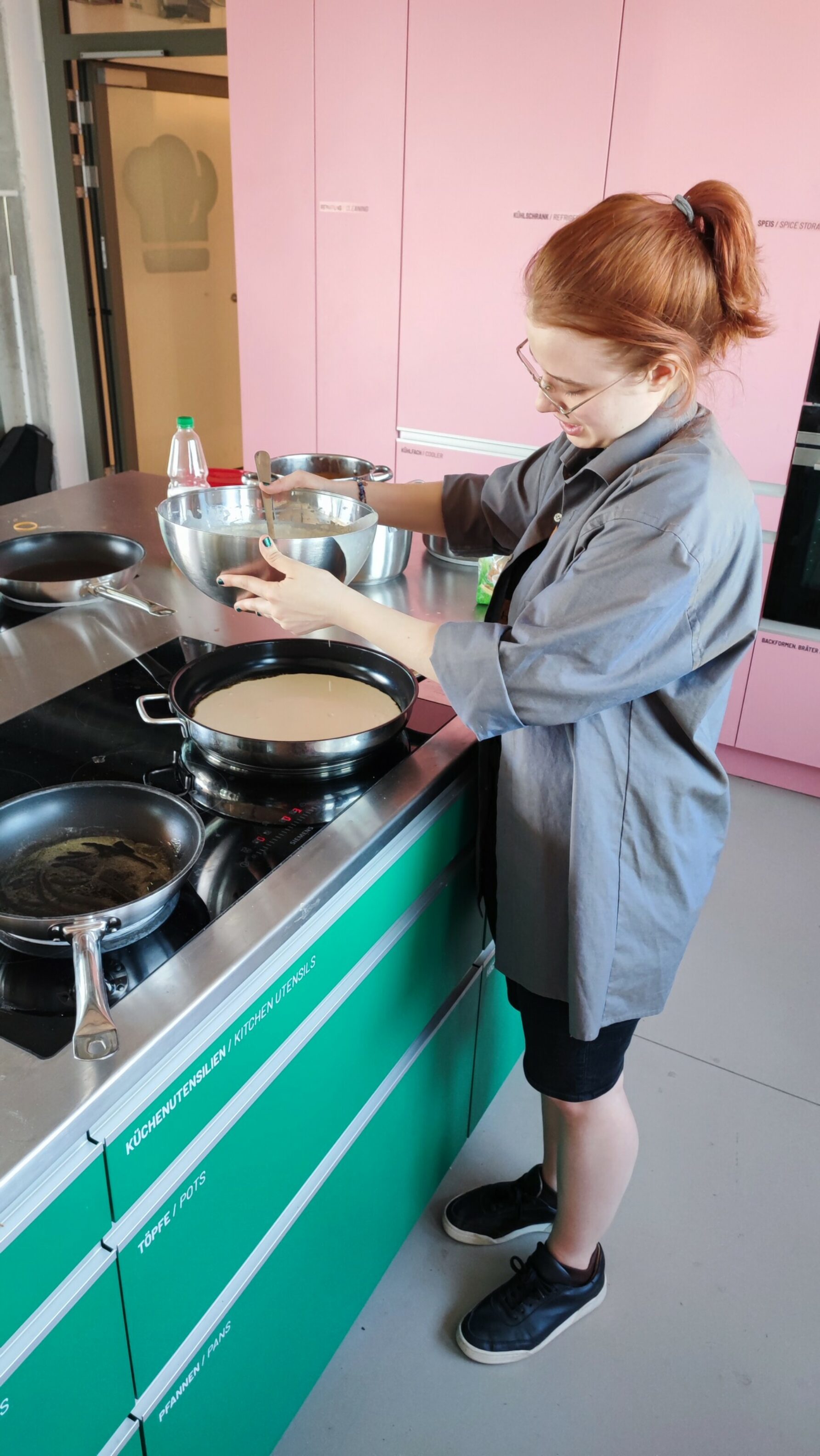 Mehrere Personen beim Kochen