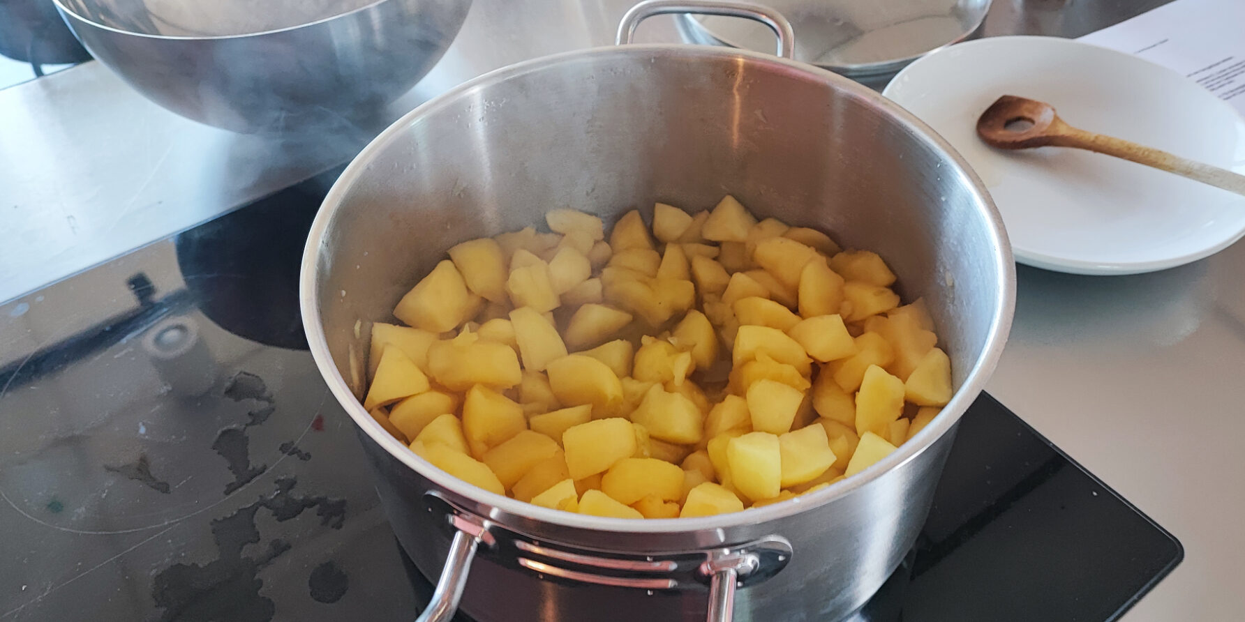 Apfelstücke kochen im Topf