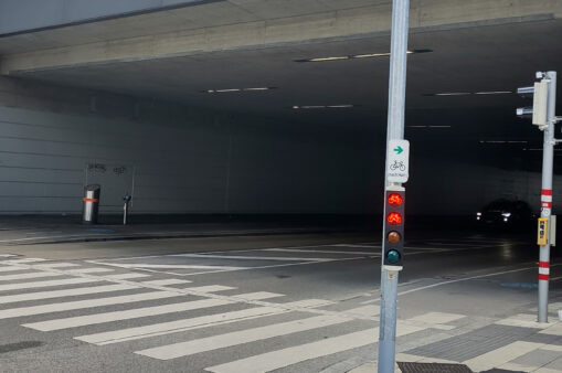 Fahrrad-Ampel mit Schild "Abbiegen bei Rot"