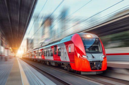 ÖBB-Zug bei Durchfahrt durch einen Bahnhof