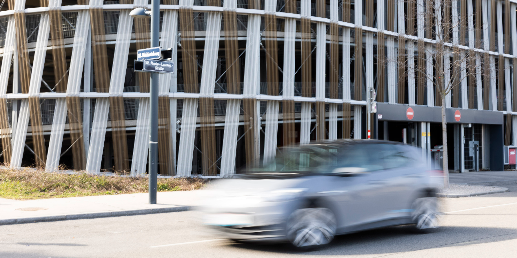 Verschwommenes Auto auf der Maria-Lassnig Straße