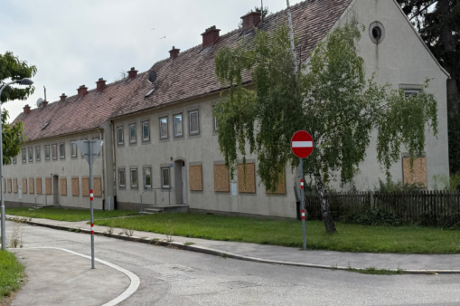 Eine Reihe Einfamilienhäuser, die Fenster im Erdgeschoss sind mit Brettern vernagelt
