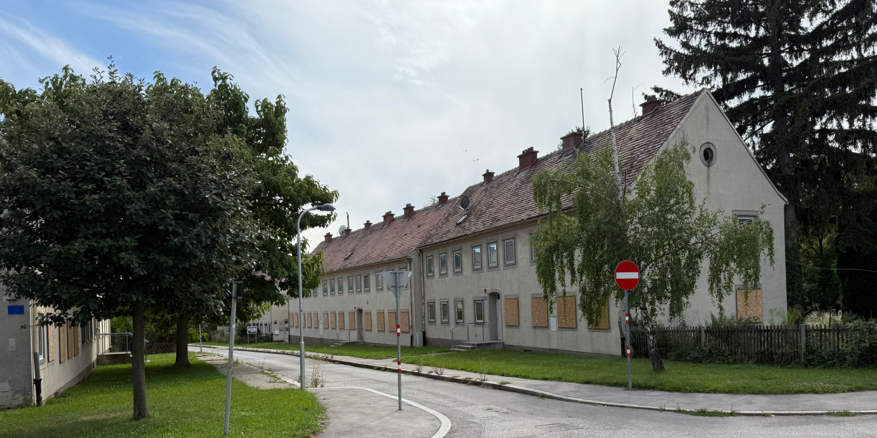Eine Reihe Einfamilienhäuser, die Fenster im Erdgeschoss sind mit Brettern vernagelt